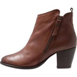 Dune London PONTOONS Botki kowbojki i motocyklowe tan. Pomarańczowe botki damskie marki Dune London, ze skóry, bez obcasa, bez zapięcia. Za 549,00 zł.