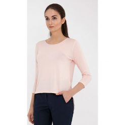 Bluzka w kolorze jasnoróżowym. Różowe bluzki damskie Far Far Fashion, Ryłko by Agnes&Paul, bez wzorów, z okrągłym kołnierzem, bez rękawów. W wyprzedaży za 59,95 zł.