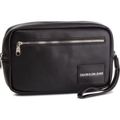 Saszetka CALVIN KLEIN JEANS - Coated Travel Case K40K400839 001. Czarne torby męskie skórzane Calvin Klein Jeans, bez wzorów, z jeansu, młodzieżowe. W wyprzedaży za 239,00 zł.