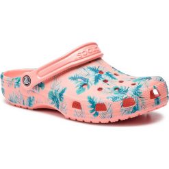 Klapki CROCS - Classic Seasonal Graphic Clog 205706 Melon/Tropical. Pomarańczowe klapki damskie Crocs, bez wzorów, z tworzywa sztucznego, bez obcasa. W wyprzedaży za 149,00 zł.