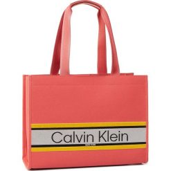 Torebka CALVIN KLEIN - Stripe Logo Tote Md K60K606299 XA4. Różowe torebki klasyczne damskie Calvin Klein, bez wzorów, ze skóry ekologicznej, bez dodatków. W wyprzedaży za 419,00 zł.