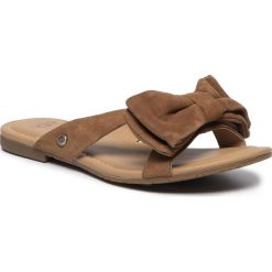 Klapki UGG - W Fonda 1019968 W/Che. Pomarańczowe klapki damskie Ugg, z aplikacjami, z zamszu, bez obcasa, na obcasie. W wyprzedaży za 259,00 zł.