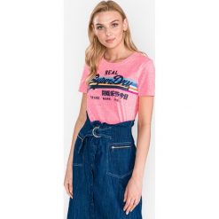 SuperDry Koszulka Różowy. Różowe koszulki damskie Superdry, xs, z nadrukiem, z bawełny, bez kołnierzyka. Za 133,95 zł.