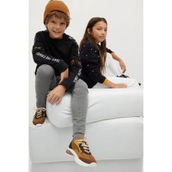 Mango Kids - Bluza bawełniana dziecięca Go 110-164 cm. Czarne bluzy chłopięce Mango Kids, z nadrukiem, z bawełny, bez rękawów, bez kaptura. Za 69,99 zł.