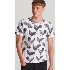 T-shirt z rysunkowym nadrukiem - Biały. Białe t-shirty damskie Reserved, xl, z nadrukiem, bez kołnierzyka. Za 39,99 zł.