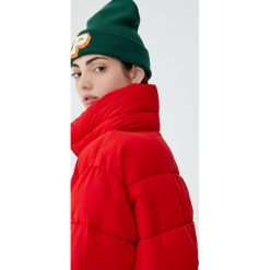 Pikowana kurtka z wysokim kołnierzem. Czerwone kurtki damskie pikowane Pull&Bear. Za 139,00 zł.