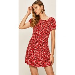 Pepe Jeans - Sukienka Emina x Dua Lipa. Czerwone sukienki damskie Pepe Jeans, na co dzień, s, w kwiaty, z wiskozy, casualowe, z okrągłym kołnierzem, z krótkim rękawem, krótkie, mini, rozkloszowane. Za 339,90 zł.