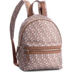 Plecak DKNY - Casey-Md Backpack-Lo R84KF592 Chino Logo/Vic CVU. Pomarańczowe plecaki damskie DKNY, bez wzorów, ze skóry ekologicznej. W wyprzedaży za 509,00 zł.