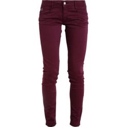Le Temps Des Cerises Jeansy Slim Fit purple rain. Czerwone jeansy damskie Le Temps Des Cerises. W wyprzedaży za 149,50 zł.