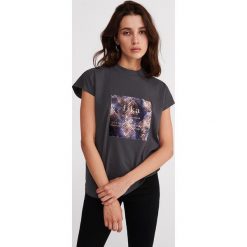 T-shirt z nadrukiem - Szary. Szare t-shirty damskie Reserved, s, z nadrukiem. W wyprzedaży za 19,99 zł.