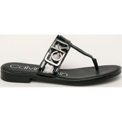 Calvin Klein - Japonki. Białe klapki damskie Calvin Klein, bez wzorów, z gumy, bez obcasa, na obcasie. Za 419,90 zł.