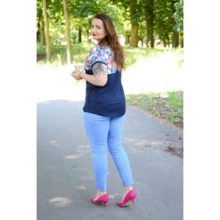 Letnia dzianinowa bluzka 3D w kwiaty OVERSIZE PLUS SIZE wiosna lato 2018. Czerwone bluzki dziewczęce Moda Size Plus Iwanek, na lato, w kwiaty, z elastanu, bez kołnierzyka, z krótkim rękawem, krótkie, bez kaptura. W wyprzedaży za 49,90 zł.