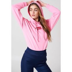 NA-KD Bluza z kapturem i logo NA-KD - Pink. Różowe bluzy rozpinane damskie NA-KD, z długim rękawem, długie, z kapturem. W wyprzedaży za 113,37 zł.
