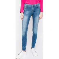 Review - Jeansy. Niebieskie jeansy damskie Review, bez wzorów, z elastanu. W wyprzedaży za 89,90 zł.