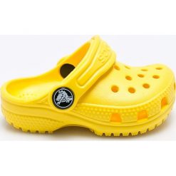 Crocs - Klapki dziecięce. Żółte sandały dziewczęce Crocs, z materiału, z okrągłym noskiem, bez zapięcia. Za 119,90 zł.