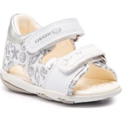 Sandały GEOX - B Sandal Nicely A B9238A 01054 C0007 M White/Silver. Białe sandały dziewczęce Geox, ze skóry ekologicznej, bez zapięcia. W wyprzedaży za 129,00 zł.