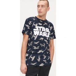 Koszulka Star Wars All Over - Granatowy. Niebieskie koszulki męskie Cropp, s, z motywem z bajki, retro, bez kołnierzyka, bez rękawów. W wyprzedaży za 29,99 zł.