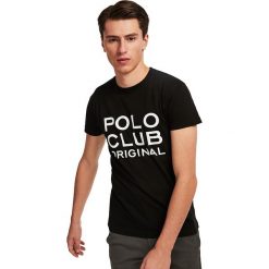 Koszulka w kolorze czarnym. Czarne koszulki męskie Polo Club Men, m, z nadrukiem, z bawełny, z okrągłym kołnierzem, bez rękawów. W wyprzedaży za 62,95 zł.
