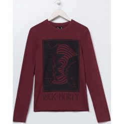 Koszulka Rick and Morty - Bordowy. Czerwone koszulki męskie Sinsay, s, bez wzorów, bez kołnierzyka, bez rękawów. Za 39,99 zł.