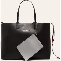 Tommy Hilfiger - Torebka. Czarne torby damskie na zakupy z materiału, duże. W wyprzedaży za 399,90 zł.