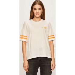Lee - T-shirt. Białe bluzki damskie Lee, s, z nadrukiem, z bawełny, z okrągłym kołnierzem. W wyprzedaży za 89,90 zł.