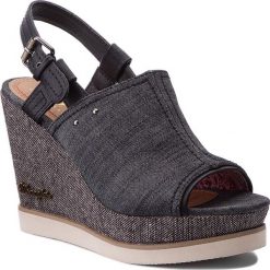 Sandały WRANGLER - Kelly Indigo Sabot WF0742701 Black 62. Czarne klapki damskie marki Wrangler, bez wzorów, ze skóry ekologicznej, bez obcasa, na obcasie. W wyprzedaży za 199,00 zł.