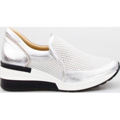 Sneakersy skórzane ażurowe srebrne Aga. Szare koturny damskie Aga, bez obcasa, na koturnie, bez zapięcia. W wyprzedaży za 269,00 zł.