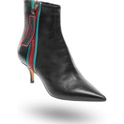 BOTKI Emporio Armani. Czarne botki damskie Emporio Armani, ze skóry, na wysokim obcasie, na obcasie, na zamek. Za 1163,40 zł.