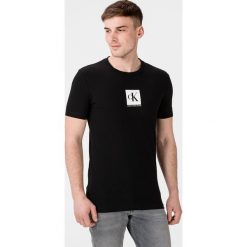 Calvin Klein Monogram Koszulka Czarny. Czarne podkoszulki męskie Calvin Klein, l, z nadrukiem, z elastanu, bez kołnierzyka, z krótkim rękawem, krótkie. Za 147,95 zł.