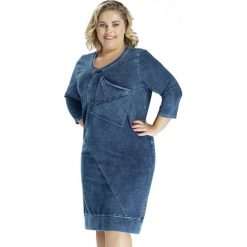 Jeansowa dzianinowa bawełniana sukienka kieszeń PLUS SIZE OVERSIZE DENIM wiosna 2018. Niebieskie sukienki damskie Moda Size Plus Iwanek, na wiosnę, s, bez wzorów, z elastanu, młodzieżowe, z kontrastowym kołnierzykiem, plus size, bez rękawów, asymetryczne. Za 185,00 zł.