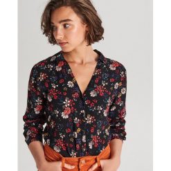 Koszula z dekoltem V neck - Czarny. Czarne koszule damskie Cropp, s, bez wzorów, bez kołnierzyka, bez rękawów. W wyprzedaży za 29,99 zł.