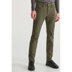 Bawełniane spodnie regular - Khaki. Brązowe spodnie męskie Reserved, m, bez wzorów, z bawełny. Za 99,99 zł.