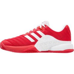 Adidas Performance BARRICADE 2018 CLAY Obuwie do tenisa Outdoor scarlet/footwear white. Czerwone buty sportowe męskie marki adidas Performance, z gumy, bez zapięcia, outdoorowe. W wyprzedaży za 389,40 zł.