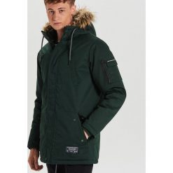 Zimowa parka z futrzanym kapturem - Khaki. Brązowe parki męskie Cropp, na zimę, s, bez wzorów, z futra. W wyprzedaży za 239,99 zł.