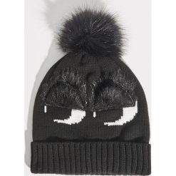 Czapka z aplikacją - Czarny. Czarne czapki zimowe damskie Sinsay, z aplikacjami. Za 24,99 zł.