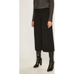Jacqueline de Yong - Spodnie. Czarne spodnie damskie Jacqueline de Yong, s, bez wzorów, z elastanu, casualowe. W wyprzedaży za 59,90 zł.
