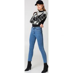 NA-KD Jeansy z wysokim stanem - Blue. Niebieskie spodnie damskie z wysokim stanem marki NA-KD, z podwyższonym stanem. Za 121,95 zł.