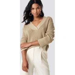Swetry klasyczne damskie: NA-KD Sweter z dekoltem V - Beige