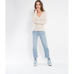 Kaszmirowy kardigan w kolorze kremowym. Białe kardigany damskie Perfect Cashmere, s, z kaszmiru. W wyprzedaży za 279,95 zł.