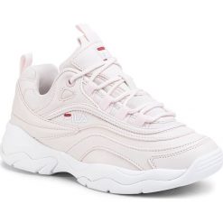 Sneakersy FILA - Ray Low Wmn 1010562.71Y Rosewater. Różowe półbuty damskie Fila, na co dzień, bez wzorów, ze skóry ekologicznej, bez obcasa, na płaskiej podeszwie, bez zapięcia. W wyprzedaży za 339,00 zł.