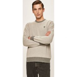Guess Jeans - Sweter. Szare swetry męskie Guess Jeans, s, z aplikacjami, z bawełny, z okrągłym kołnierzem, bez kaptura. W wyprzedaży za 229,90 zł.