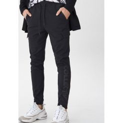 Spodnie jogger slim z napisem - Czarny. Czarne spodnie męskie House, xl, z napisami. Za 139,99 zł.