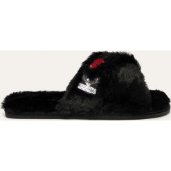 Karl Lagerfeld - Kapcie. Czarne kapcie damskie KARL LAGERFELD, z gumy. W wyprzedaży za 229,90 zł.