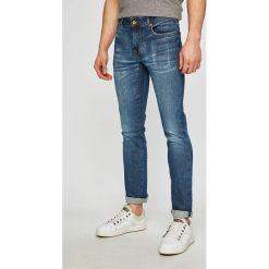 Guess Jeans - Jeansy. Niebieskie jeansy męskie Guess Jeans, m, z aplikacjami. W wyprzedaży za 429,90 zł.