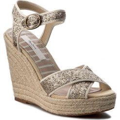 Espadryle PEPE JEANS - Walker Smart PLS90223 Gold 099. Żółte espadryle damskie Pepe Jeans, z aplikacjami, z jeansu, bez obcasa, na obcasie. W wyprzedaży za 159,00 zł.