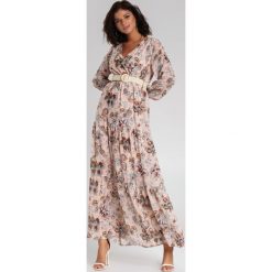 Jasnoróżowa Sukienka Alishia. Różowe sukienki damskie Renee, s, w paski, boho, bez kołnierzyka, z długim rękawem, długie, maxi, kopertowe. Za 139,99 zł.