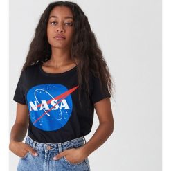 T-shirt NASA - Czarny. Czarne t-shirty damskie House, s, bez wzorów, bez kołnierzyka. Za 39,99 zł.