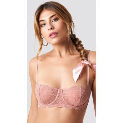 NA-KD Lingerie Biustonosz z kwiatową koronką - Pink. Różowe biustonosze NA-KD Lingerie, w koronkowe wzory, z materiału. Za 80,95 zł.