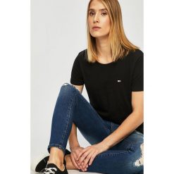 Tommy Jeans - T-shirt. Białe bluzki damskie Tommy Jeans, s, bez wzorów, z bawełny, z okrągłym kołnierzem, z krótkim rękawem. Za 139,90 zł.