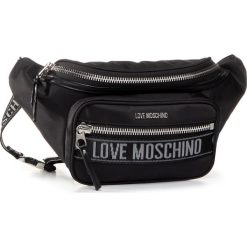 Saszetka nerka LOVE MOSCHINO - JC4280PP0AK0100A Nero. Czarne nerki damskie Love Moschino, bez wzorów, z materiału, młodzieżowe, bez dodatków. Za 599,00 zł.